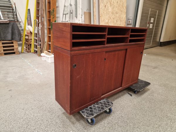Bar i teak med sort formica og skydelåger