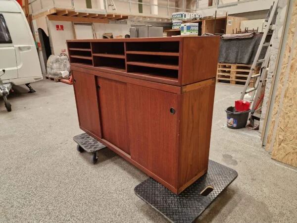 Bar i teak med sort formica og skydelåger — billede 4