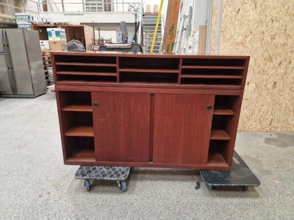 Bar i teak med sort formica og skydelåger — billede 5