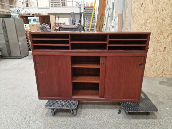 Bar i teak med sort formica og skydelåger — billede 6