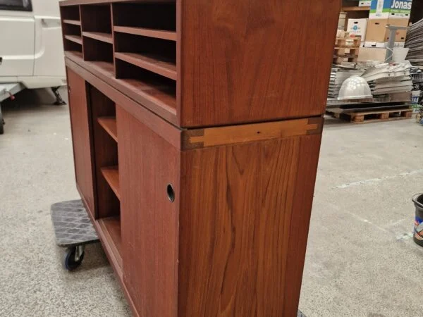 Bar i teak med sort formica og skydelåger — billede 8