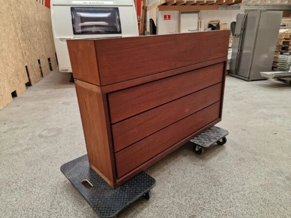 Bar i teak med sort formica og skydelåger — billede 9