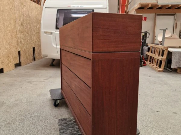 Bar i teak med sort formica og skydelåger — billede 10
