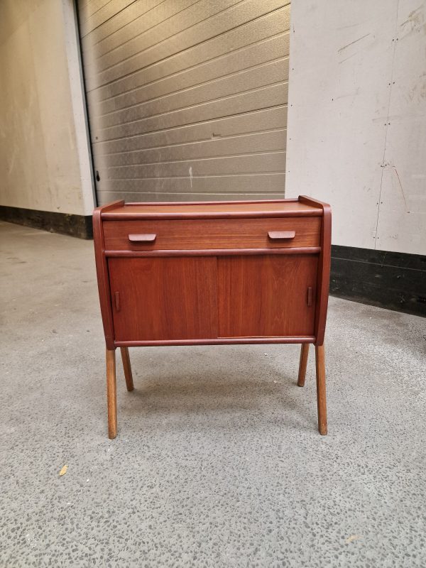 Entré kommode i teak på skrå ben, skuffer og skydelåger