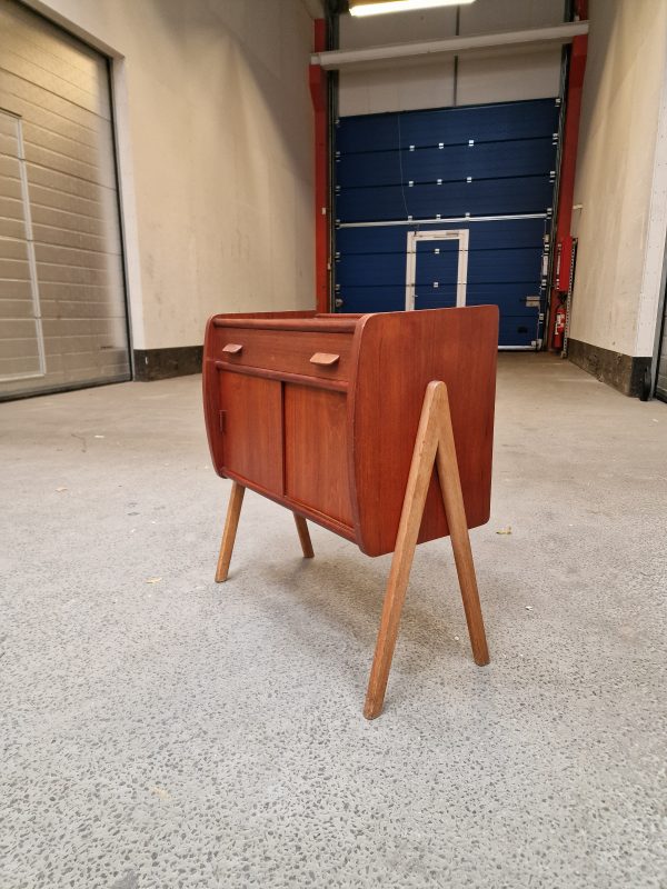 Entré kommode i teak på skrå ben, skuffer og skydelåger