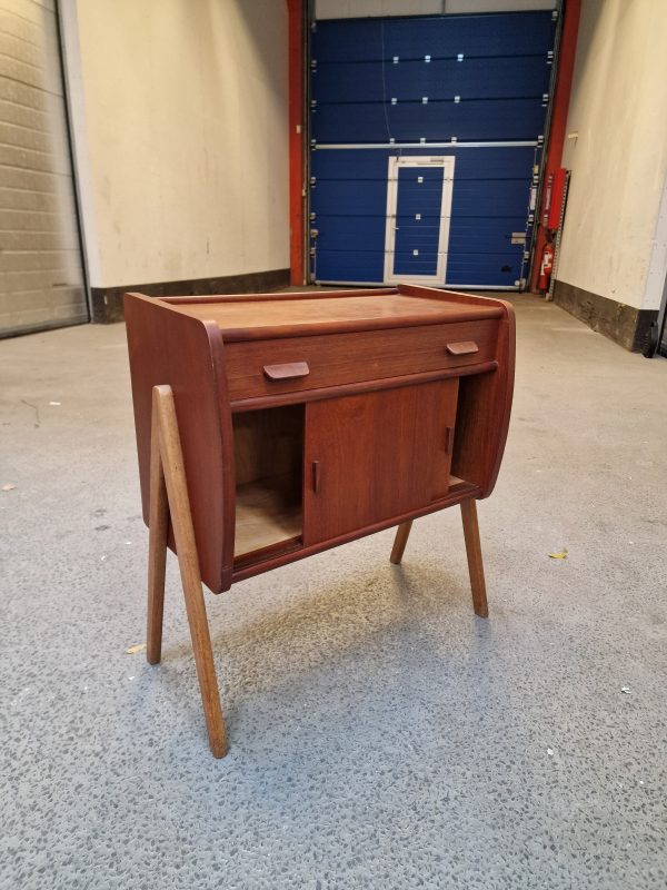 Entré kommode i teak på skrå ben, skuffer og skydelåger