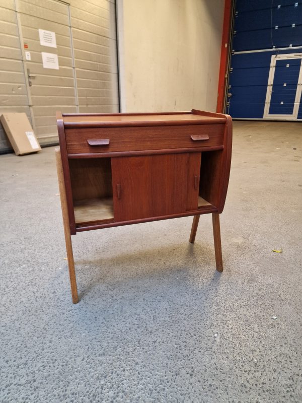 Entré kommode i teak på skrå ben, skuffer og skydelåger