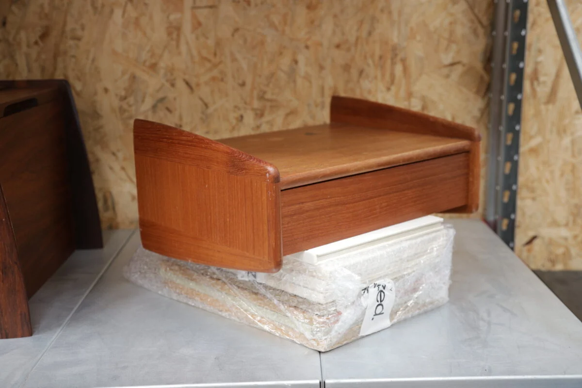Melvin Mikkelsen Møbler, Pandrup Svævende sengebord/hylde i teak, med skuffe. Produceret af Melvin Mikkelsen Møbler i Pandrup