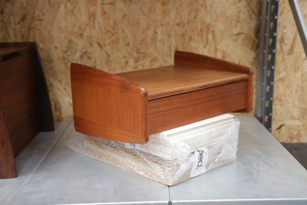 Svævende sengebord/hylde i teak, med skuffe. Produceret af Melvin Mikkelsen Møbler i Pandrup