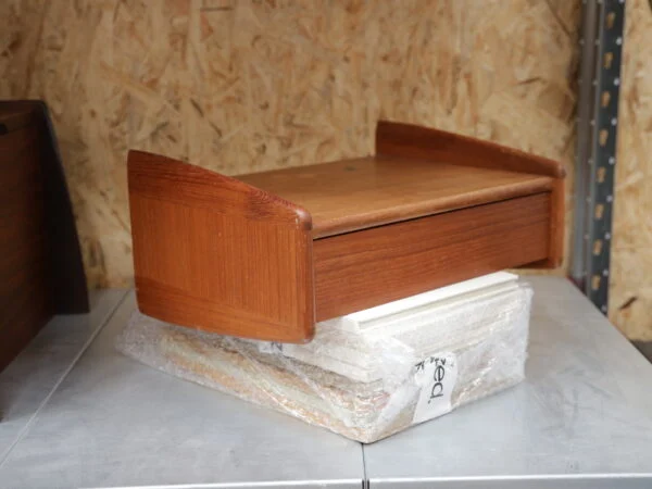 Svævende sengebord/hylde i teak, med skuffe. Produceret af Melvin Mikkelsen Møbler i Pandrup