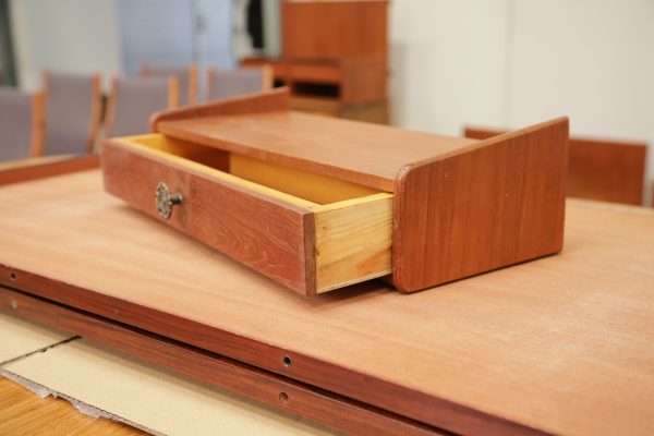 Væghængt sengebord i teak med skuffe