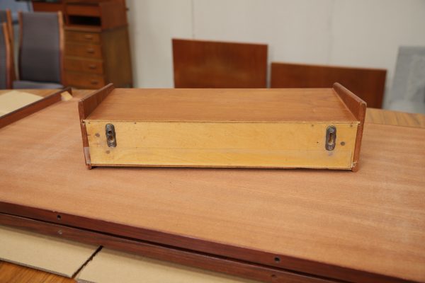 Væghængt sengebord i teak med skuffe