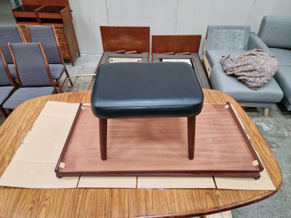 Skammel i teak og skai