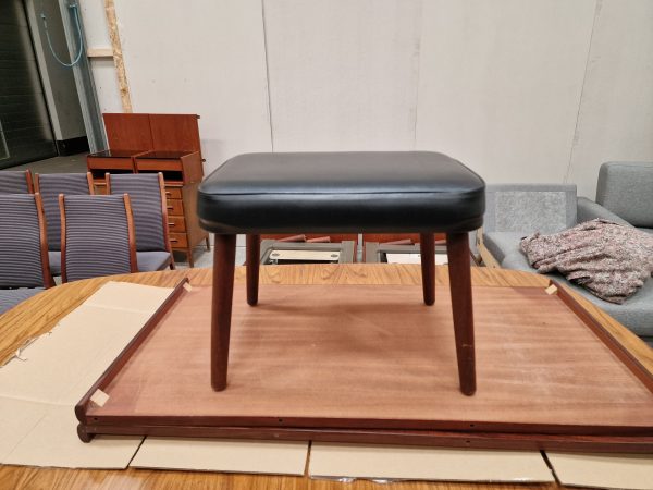 Skammel i teak og skai