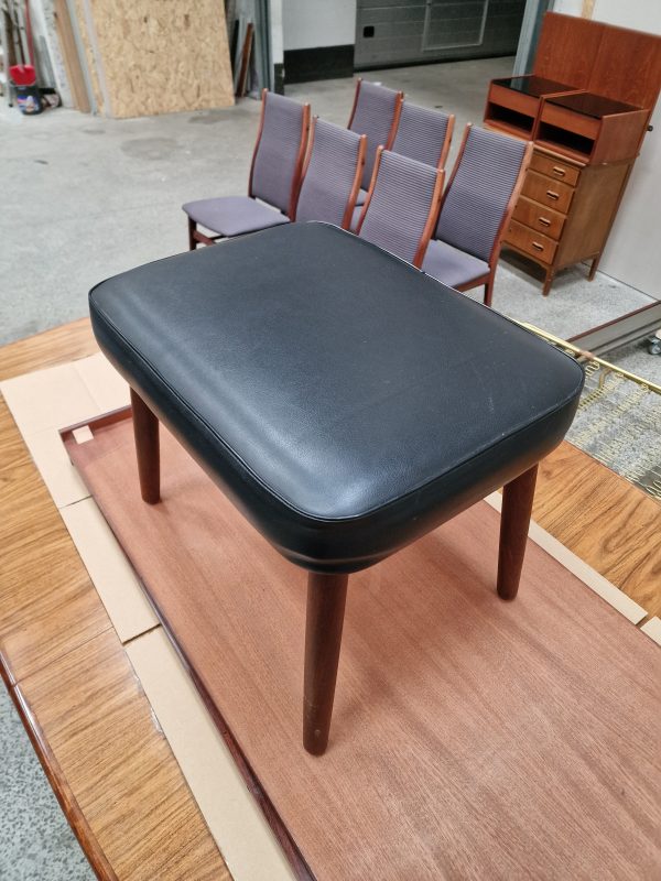 Skammel i teak og skai