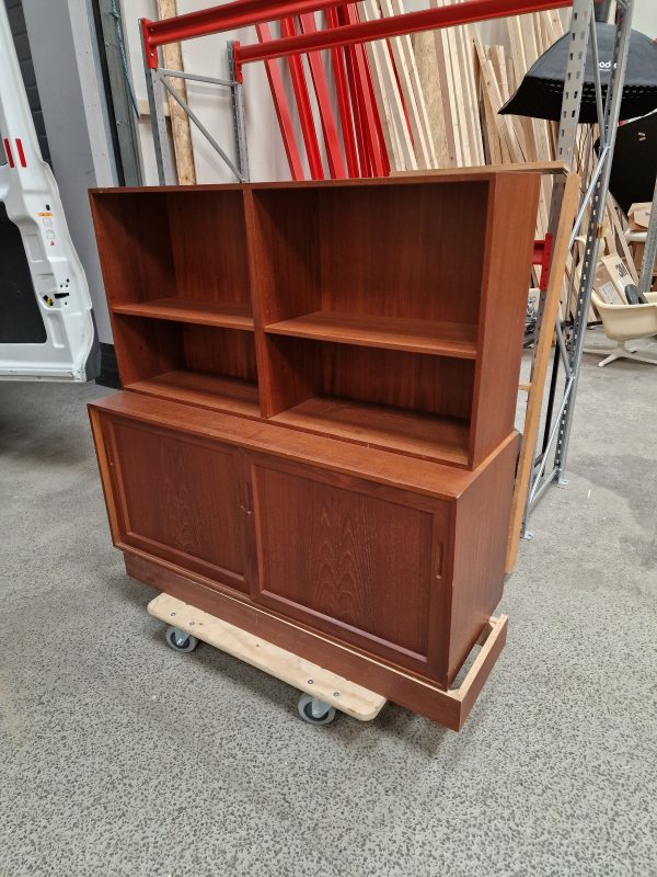 Skænk med skydelåger og lille reol, teak