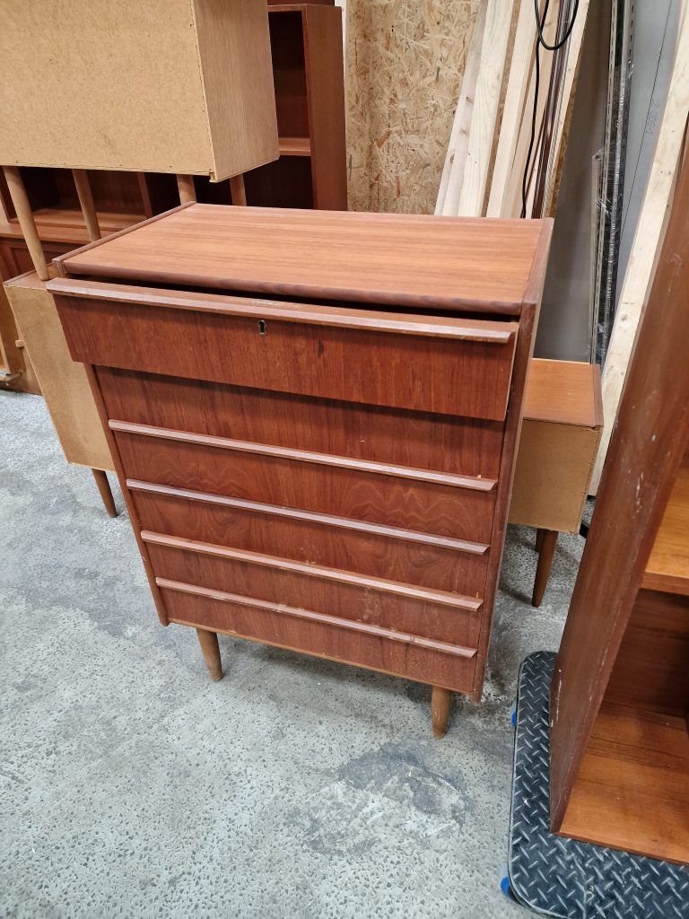 Kommode med seks skuffer i teak