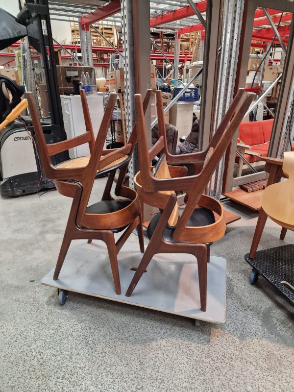 Fire spisestole i massiv teak, model T21 produceret af Korup Stolefabrik