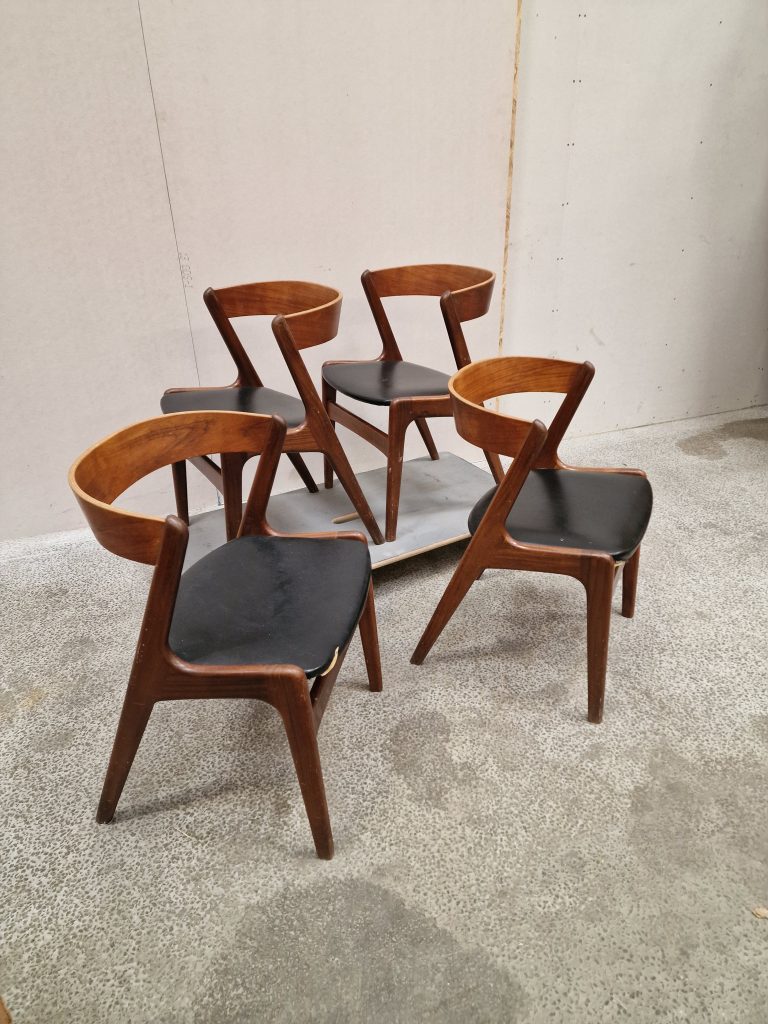 model T21 produceret af Korup Stolefabrik Fire spisestole i massiv teak, model T21 produceret af Korup Stolefabrik