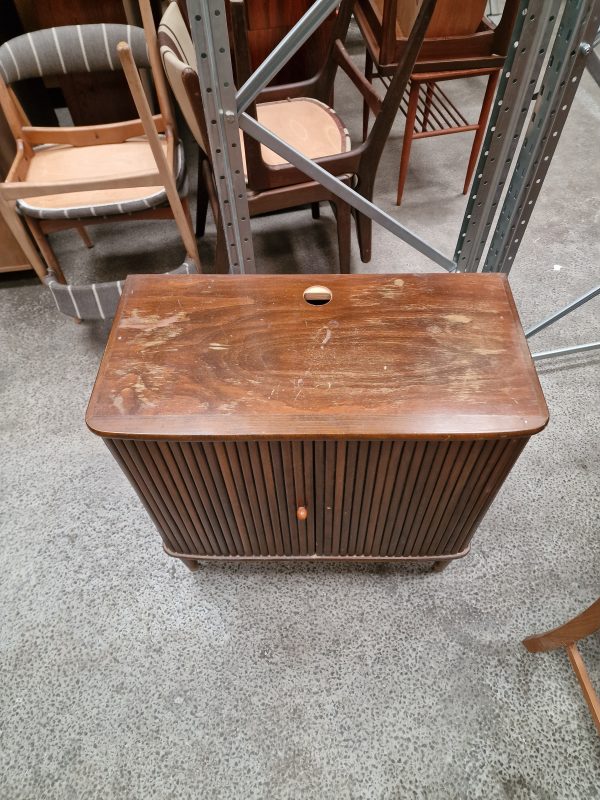 Kommode med jalousilåger og hul