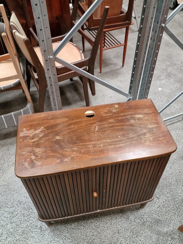 Kommode med jalousilåger og hul
