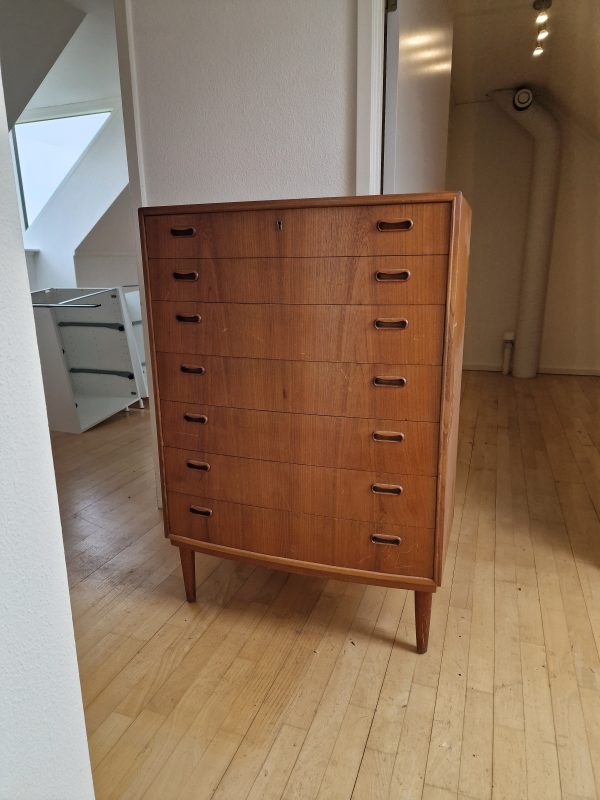 Kommode i teak med syv skuffer