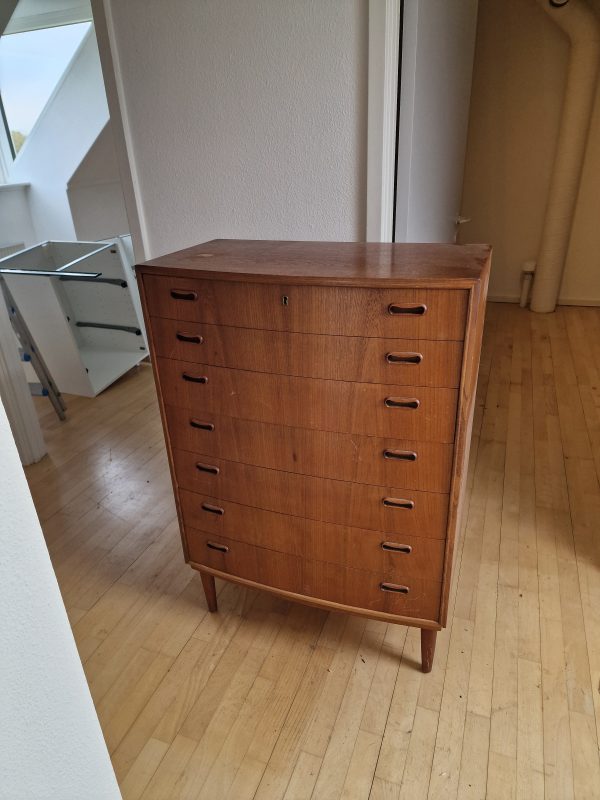Kommode i teak med syv skuffer