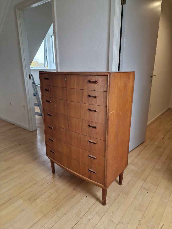 Kommode i teak med syv skuffer