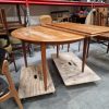 Rundt spisebord i teak med to tillægsplader