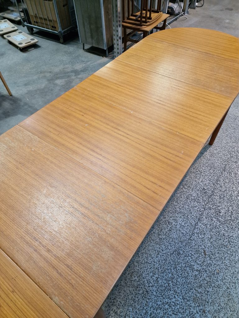 Spisebord med tillægsplader og endeklapper