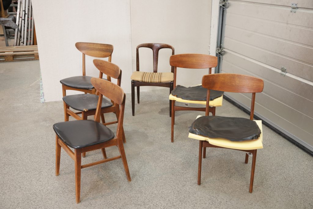 Spisestole i eg- og teaktræ, til renovering og ompolstring