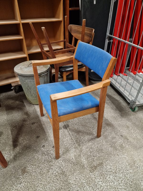 Armstol i massiv egetræ