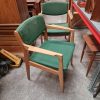 Armstol i massiv egetræ, grøn polstring — billede 4