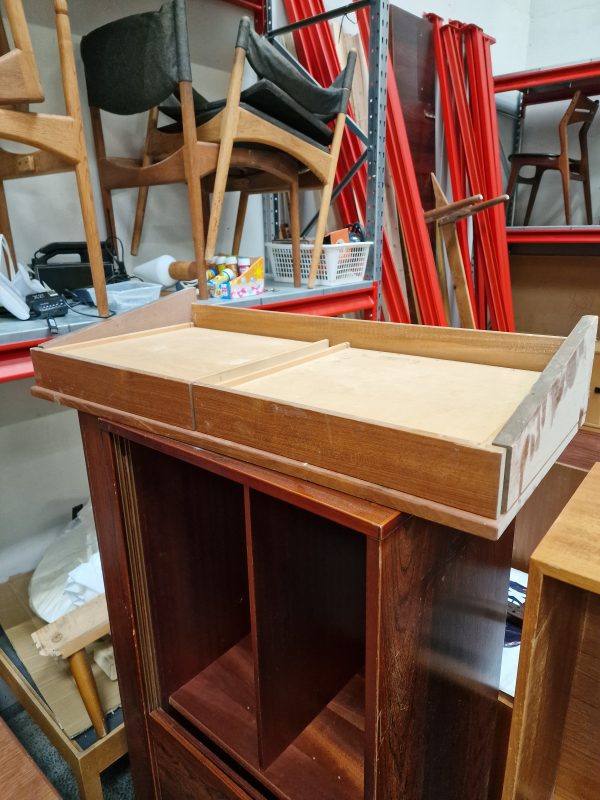 Skrivebord til vangereol, teak