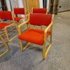 Fem spisestole i bøgetræ og rød polstring