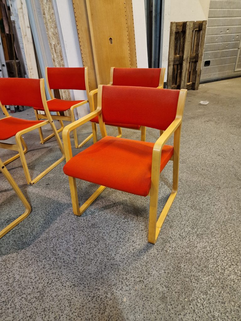 Fem spisestole i bøgetræ og rød polstring