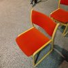 Fem spisestole i bøgetræ og rød polstring