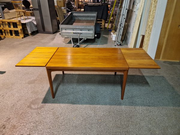 Spisebord med hollandsk udtræk i teak, Kjærnulf