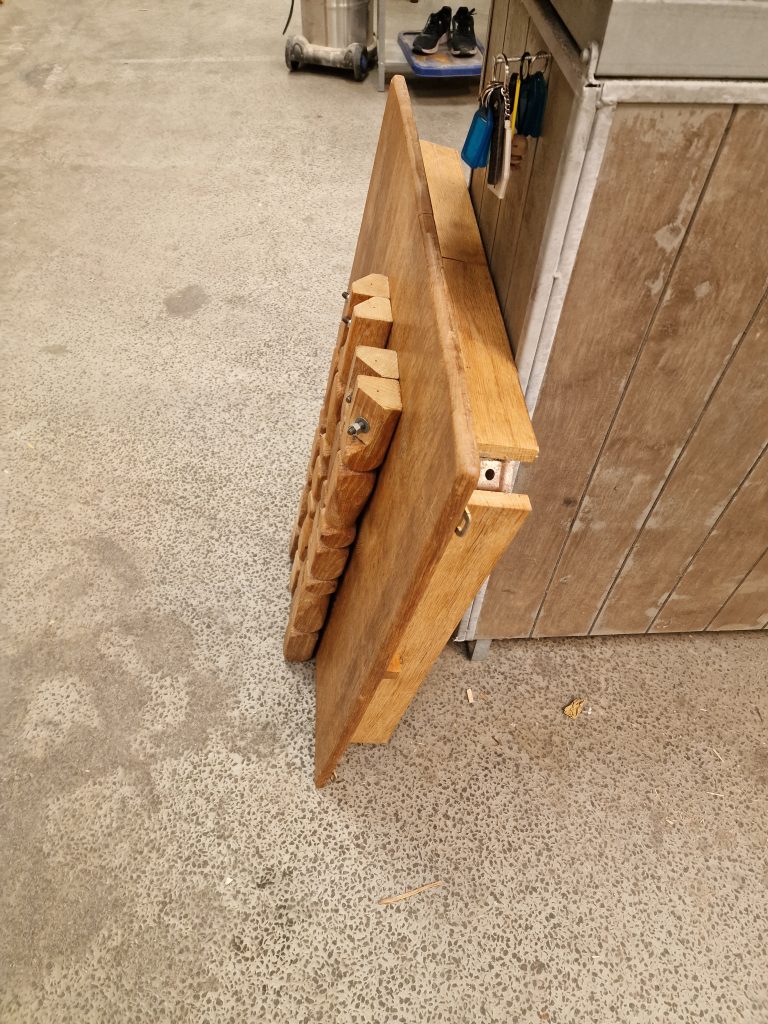 Kvadratisk spisebord i massiv egetræ — billede 2