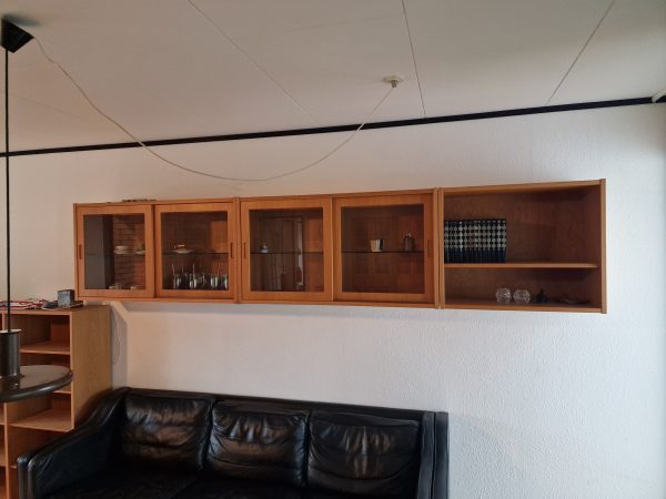Væghængt reol med vitrine-skabe med skydelåger og en åben, egetræ, Hundevad