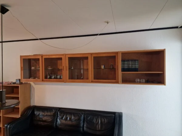 Hundevad Væghængt reol med vitrine-skabe med skydelåger og en åben, egetræ, Hundevad