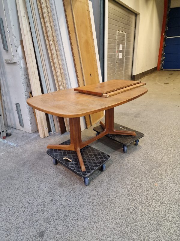 Ovalt spisebord i teak med to tillægsplader