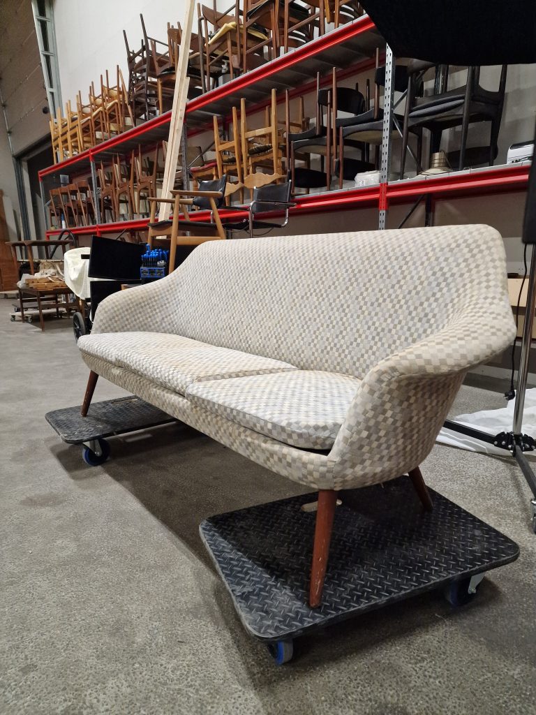 Trepersoners sofa, ben af teak