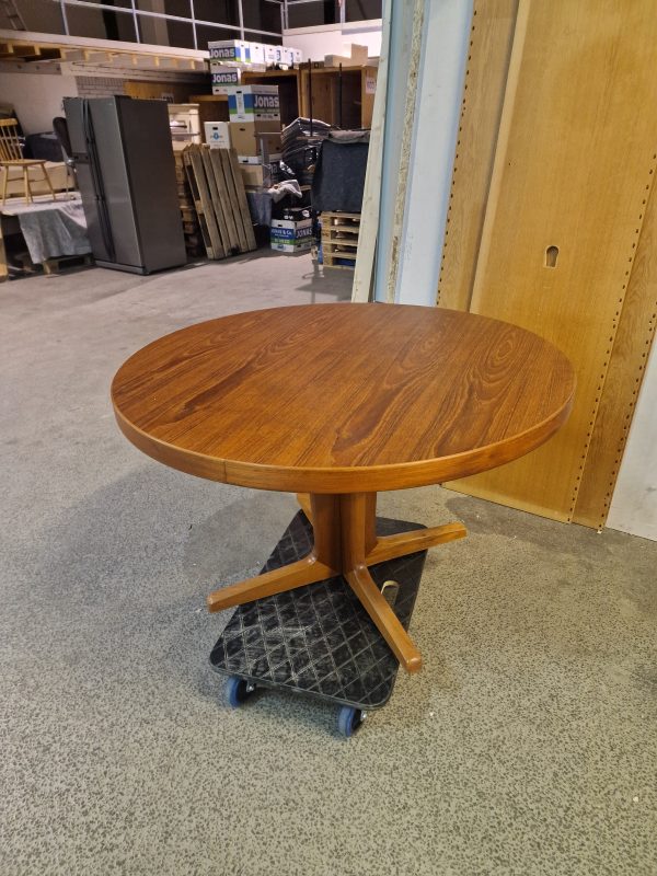 Rundt spisebord i teak, på stel, med tillægsplader