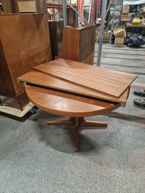 Rundt spisebord i teak, på stel, med tillægsplader