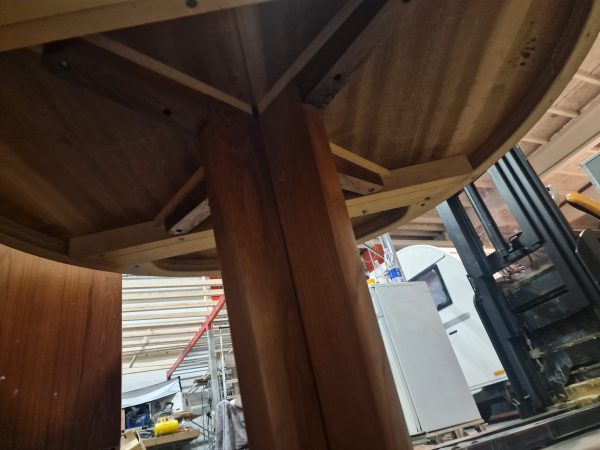 Rundt spisebord i teak, på stel, med tillægsplader