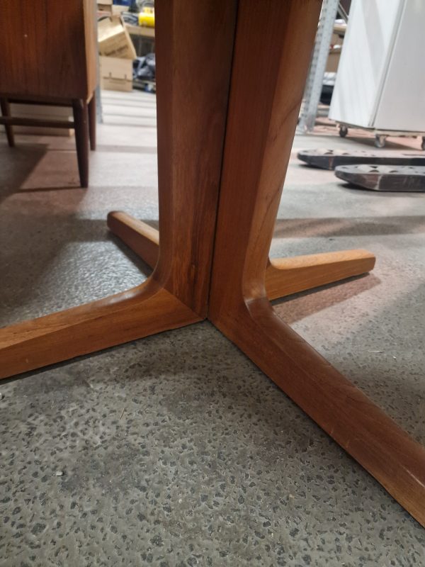 Rundt spisebord i teak, på stel, med tillægsplader