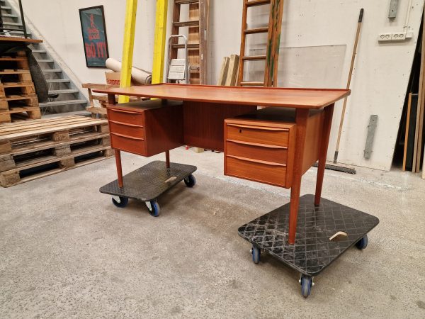 Fritstående skrivebord med kehlet kant i teak, Peter Løvig Nielsen