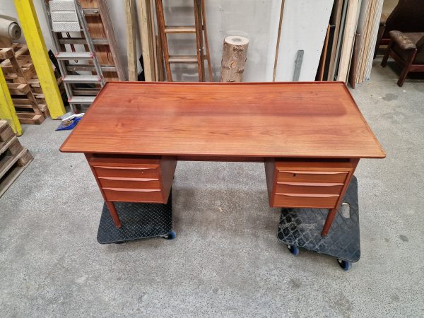 Fritstående skrivebord med kehlet kant i teak, Peter Løvig Nielsen