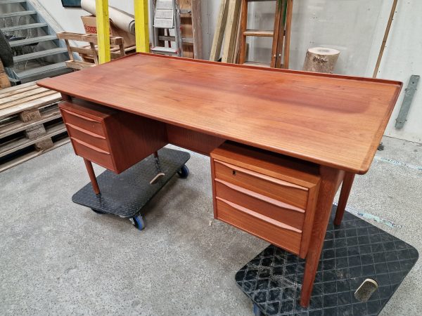 Fritstående skrivebord med kehlet kant i teak, Peter Løvig Nielsen